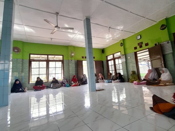 Menebar Berkah di Hari Jumat: KKN 08 Unugha Angkat Tema Keistimewaan Sedekah di Masjid Al-Ikhlas Ciopat