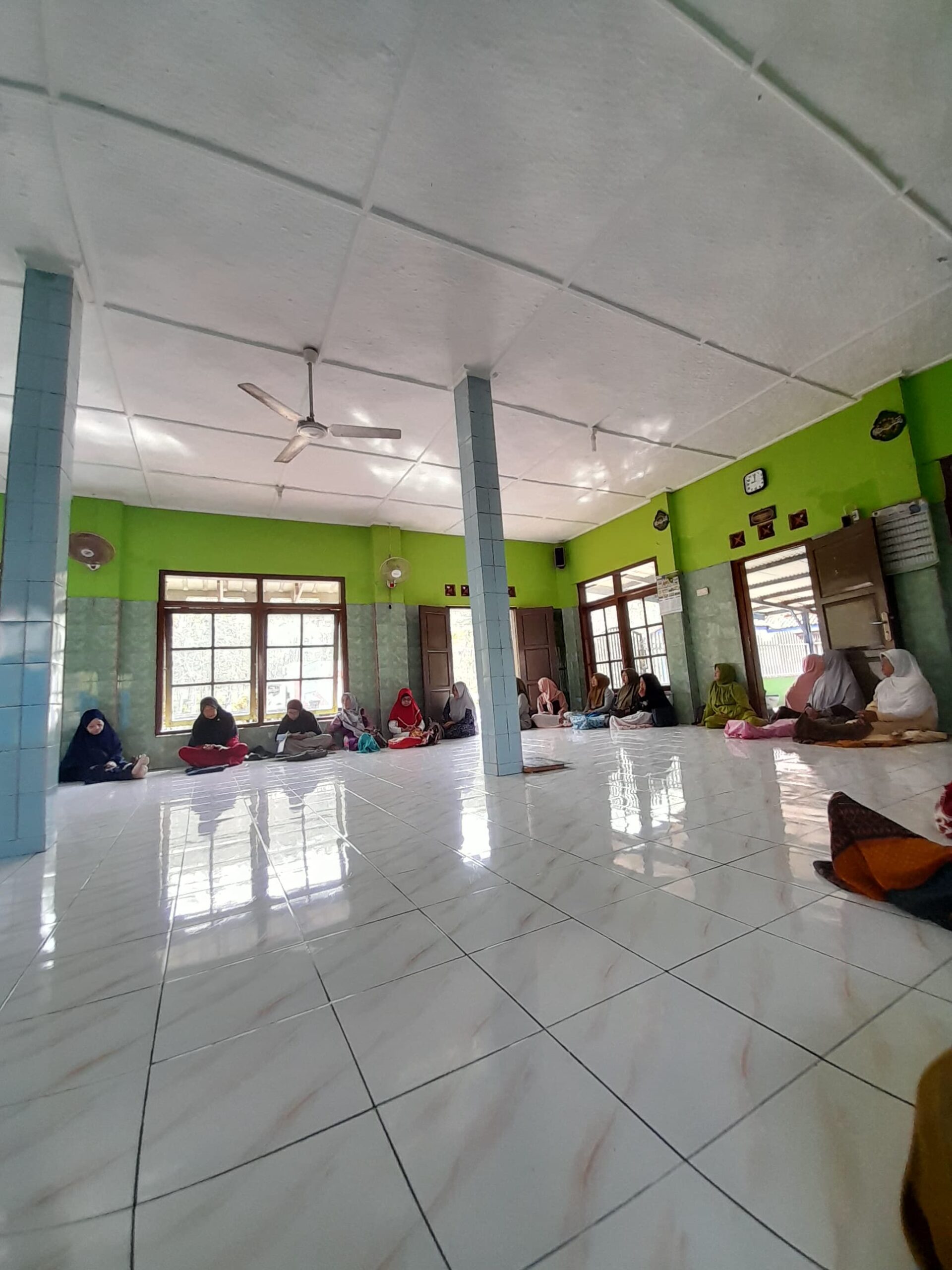 Menebar Berkah di Hari Jumat: KKN 08 Unugha Angkat Tema Keistimewaan Sedekah di Masjid Al-Ikhlas Ciopat