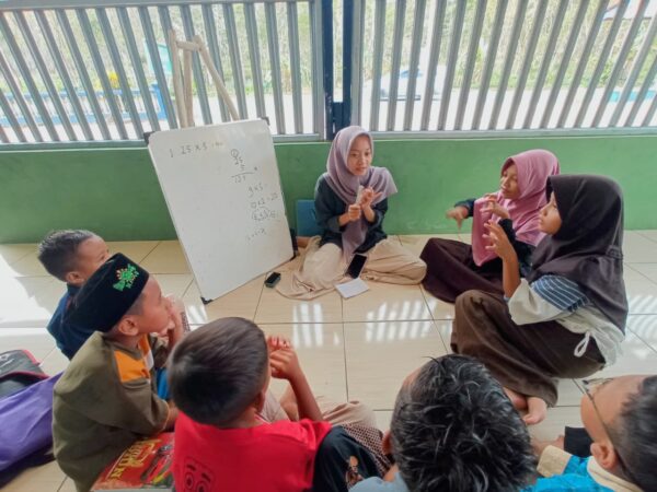 Belajar Seru di Bimbel Ceria, Anak-Anak Kenali Perubahan Wujud Benda