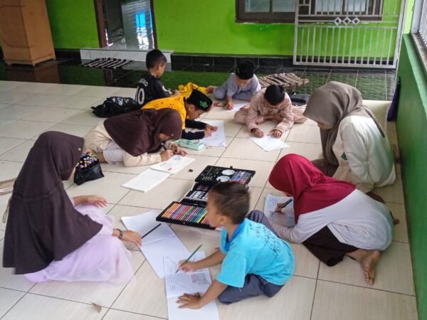 Suasana Ceria di Masjid Jami Al-Ikhlas, Anak-Anak SD Ikuti Kelas Mewarnai dan Menggambar di Hari Jumat