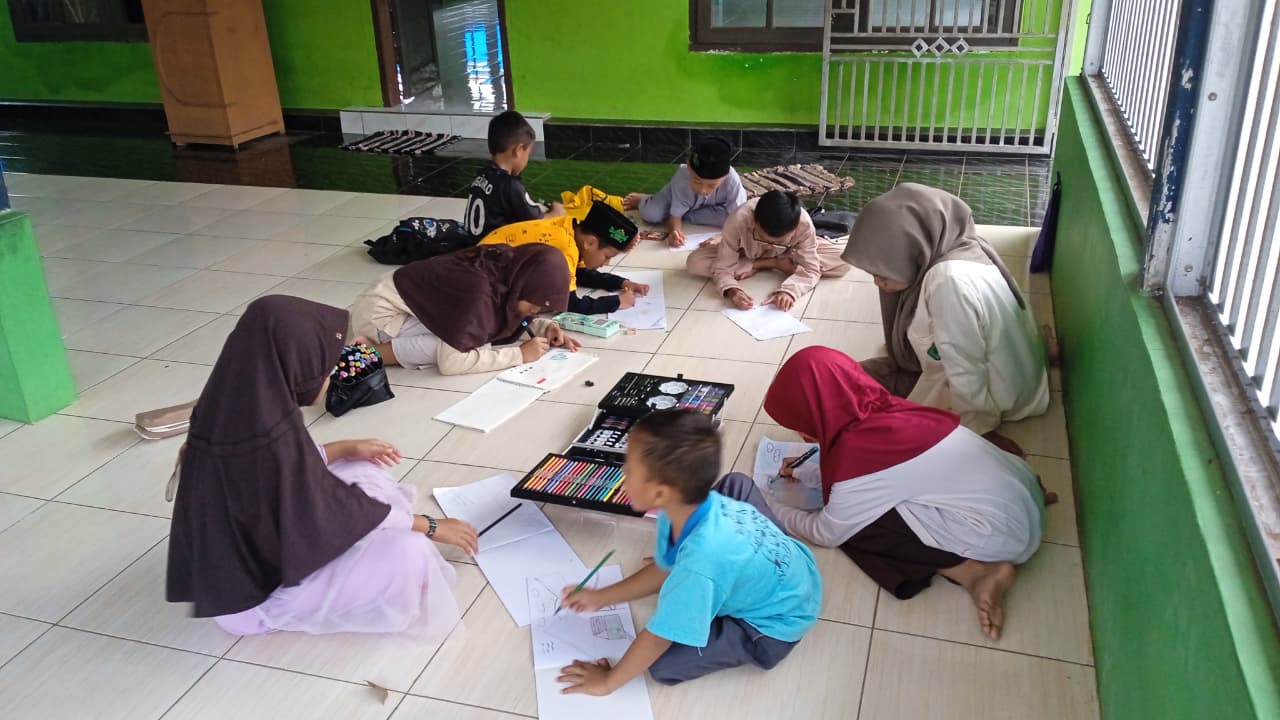 Suasana Ceria di Masjid Jami Al-Ikhlas, Anak-Anak SD Ikuti Kelas Mewarnai dan Menggambar di Hari Jumat