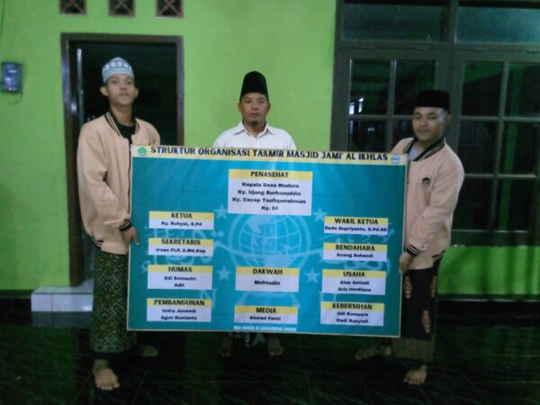 Penyerahan Papan Struktur Organisasi Takmir Masjid Jami’ Al-Ikhlas